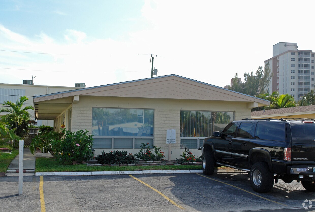 Building Photo - 3216 Canal Dr