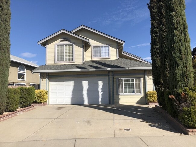 Building Photo - Beautiful 4 Bedroom Bonus Room in Garage