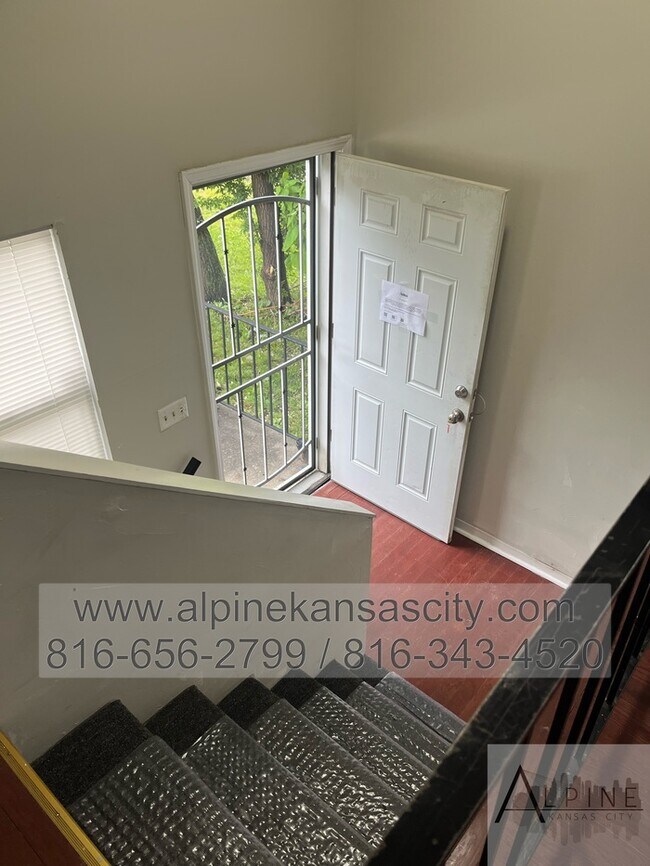 Foto del edificio - NE 4 Bedroom Duplex, Garage, Vouchers OK
