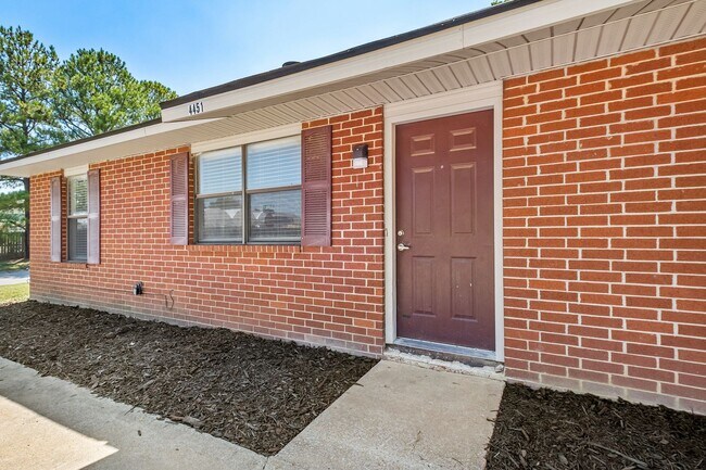 Foto del edificio - Cozy 2 Bedroom Duplex with Fireplace & Spacious Backyard!