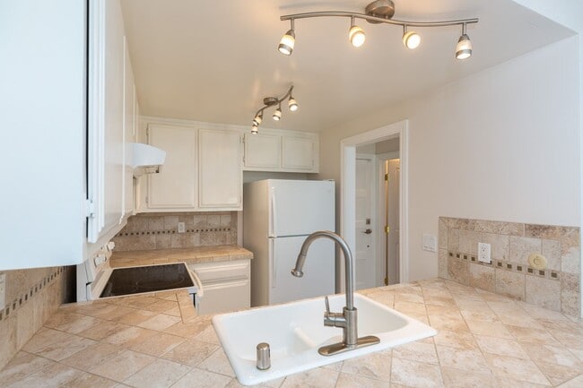 Building Photo - Upgraded 1 Bed 1 Bath 2 Story Townhome in ...