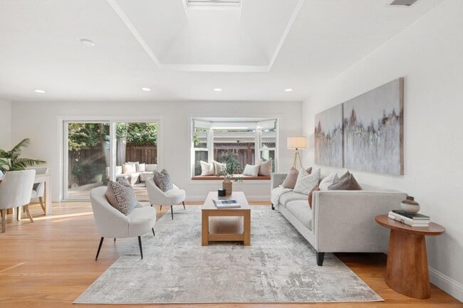 Foto del edificio - 1106 Viscaino Ave