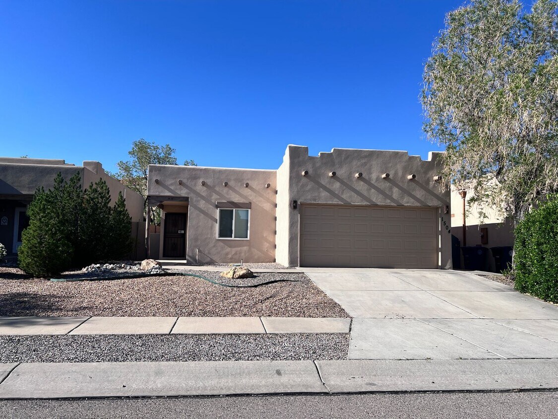 Foto principal - 2 Bedroom with major appliances, 2 car gar...