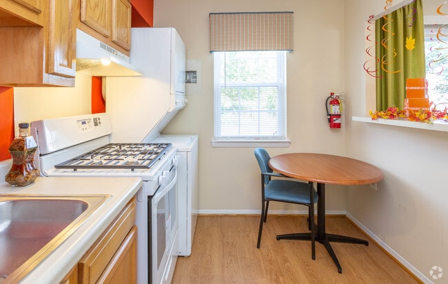 3BR, 1BA - 980 SF - Harbor Estates Townhomes