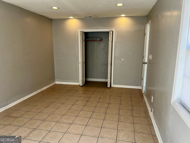 Building Photo - 10 Crestwood Cir