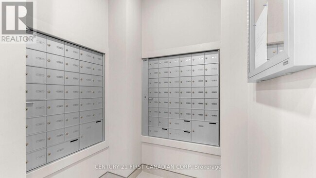 Photo du bâtiment - 1975 Fountain Grass Dr