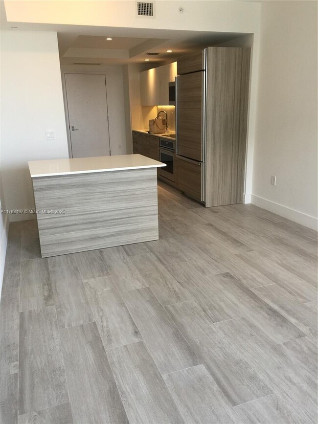 Foto del edificio - 121 NE 34th St