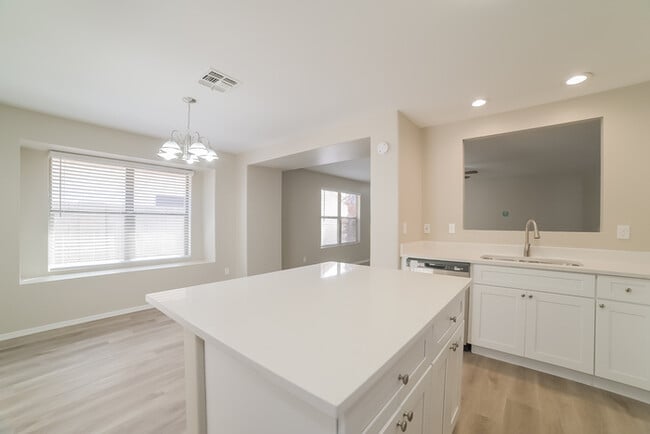 Foto del edificio - 13486 W Young St