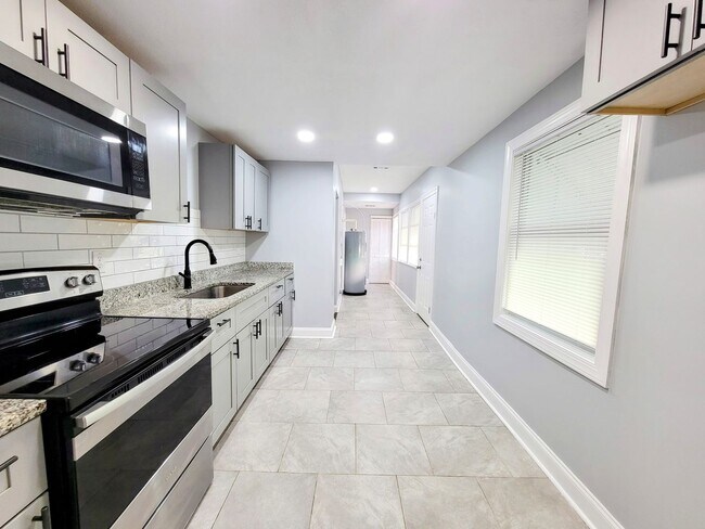 Building Photo - Move-in Ready 3/2 Home for Rent