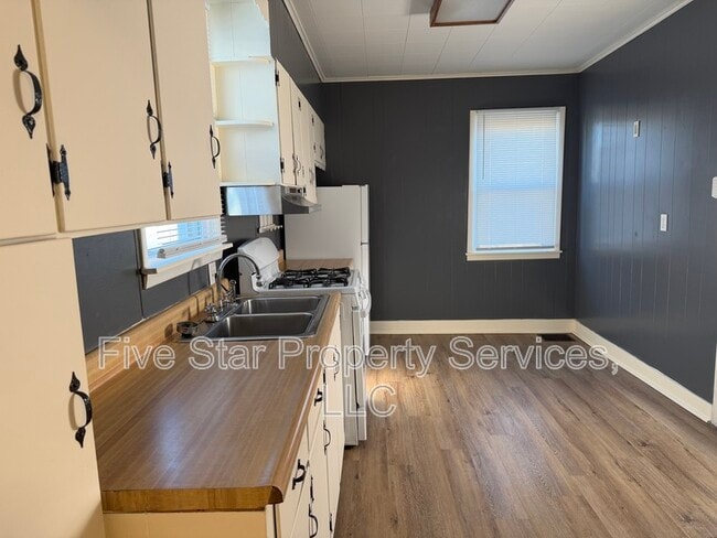 Building Photo - 421 W Reynolds St