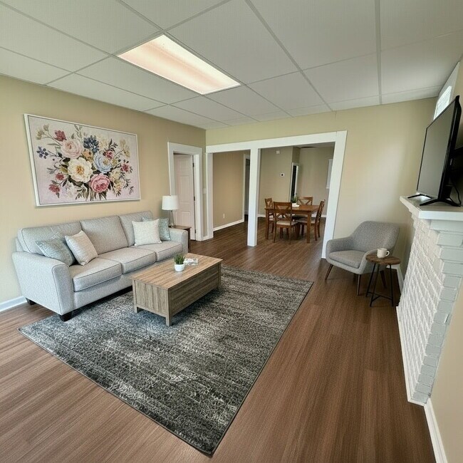 Foto del edificio - "Charming 2-Bedroom Home in Heart of Paris, TN – Cozy 1070 Sq Ft Living!"