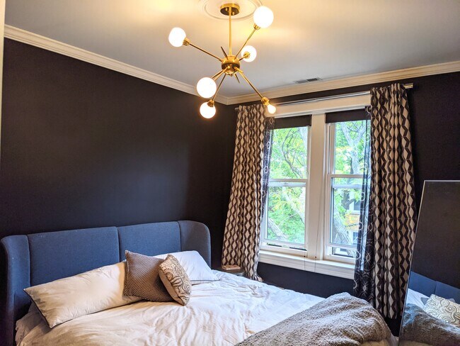 Cozy Treehouse Bedroom - 928 W Ainslie St