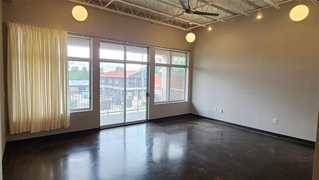Foto del edificio - 2401 E 6th St