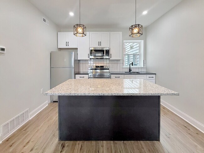 Building Photo - Renovated 2-Bedroom Apartment in Vibrant U...