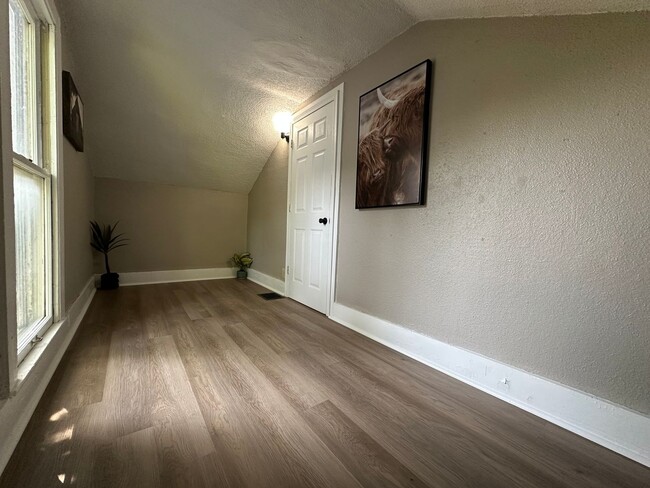 Building Photo - Renovated 3 bedroom house for rent in Wate...