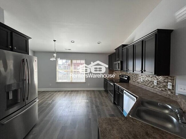 Foto del edificio - Make this 4 bedroom 2 bathroom brick home