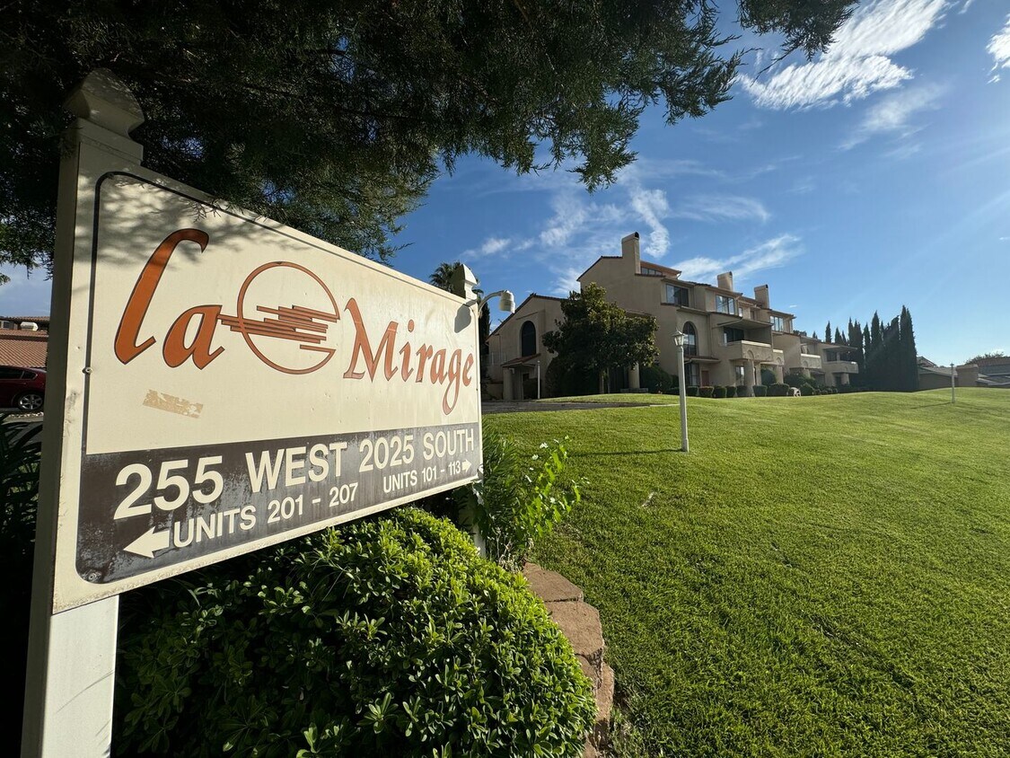 Foto principal - Recently updated condo with gym, pool, and...