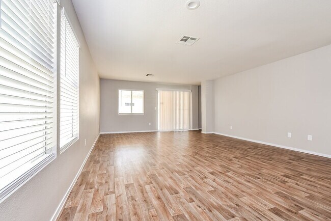Foto del edificio - 613 Black Sand Ct