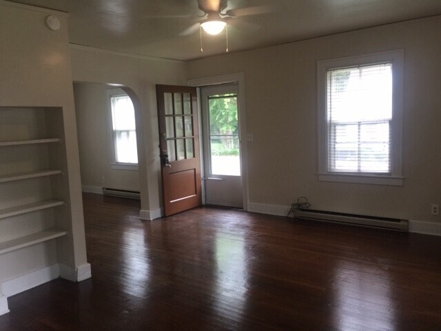 Building Photo - Adorable 2 bedroom cottage in Colonial Wil...