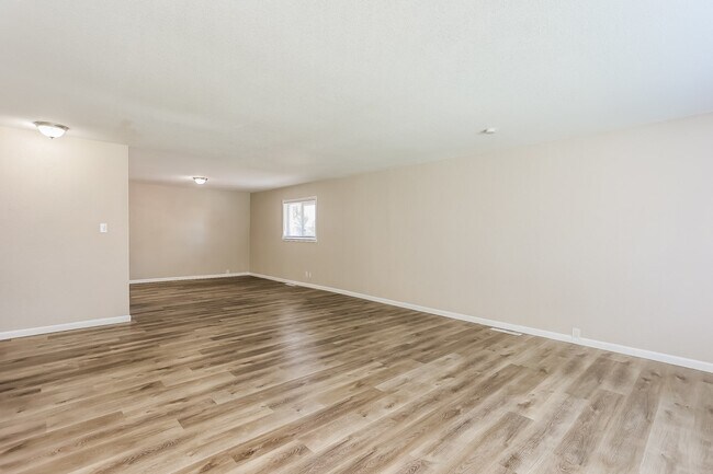 Building Photo - 820 Essex Drive