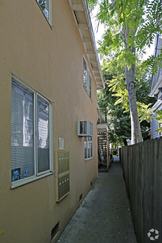 Building Photo - La Maison