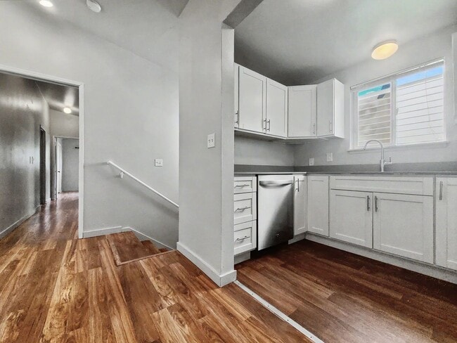 Building Photo - 3213 21st Ave W
