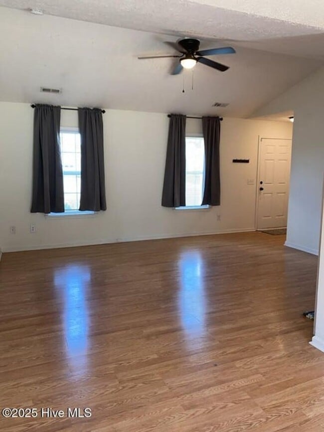 Foto del edificio - 206 Red Carnation Dr