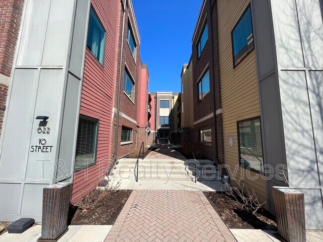 Foto del edificio - 622 E 10th St