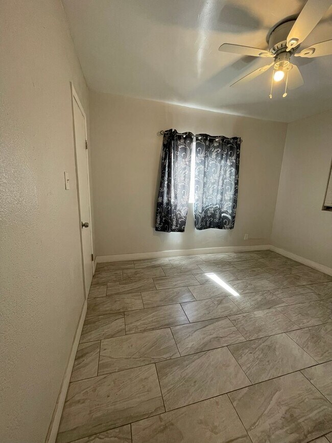 Building Photo - Central Bakersfield House Ready to move in!!!