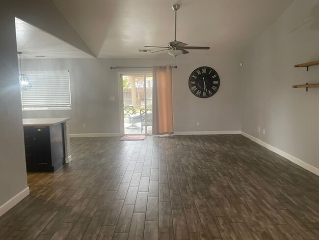 Building Photo - Updated Sunnyside 3/2 Home in Clovis Schoo...