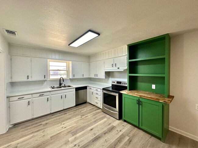 Foto del edificio - Fall 2025 Pre-Lease! Centrally Located & R...
