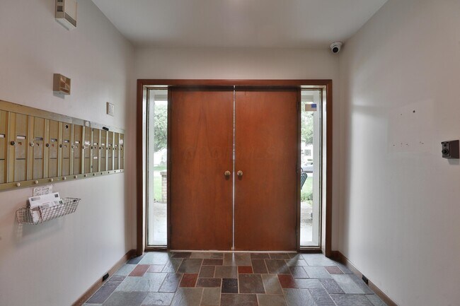Foto del edificio - 699 Wetmore Rd
