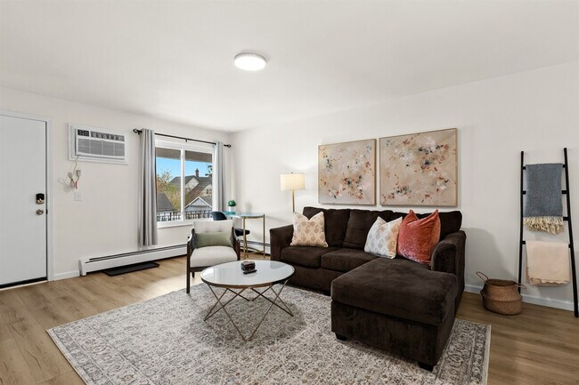 Building Photo - 22 2nd St