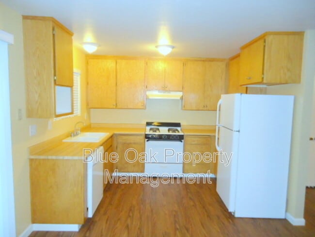 Building Photo - 403 Maple St