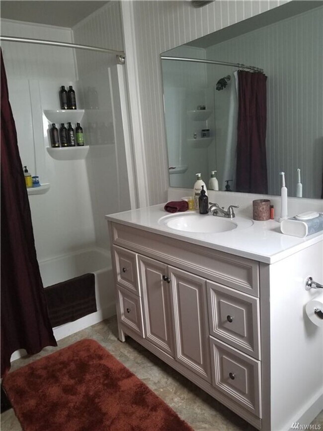 Building Photo - Beautiful 4 Bedroom Home Available in Down...