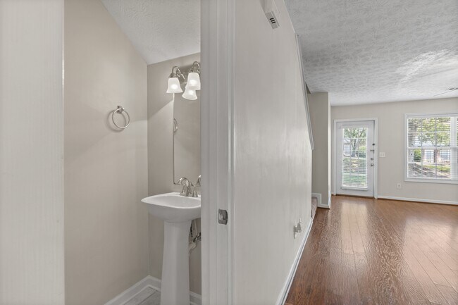 Foto del edificio - 1477 N Donahue Dr