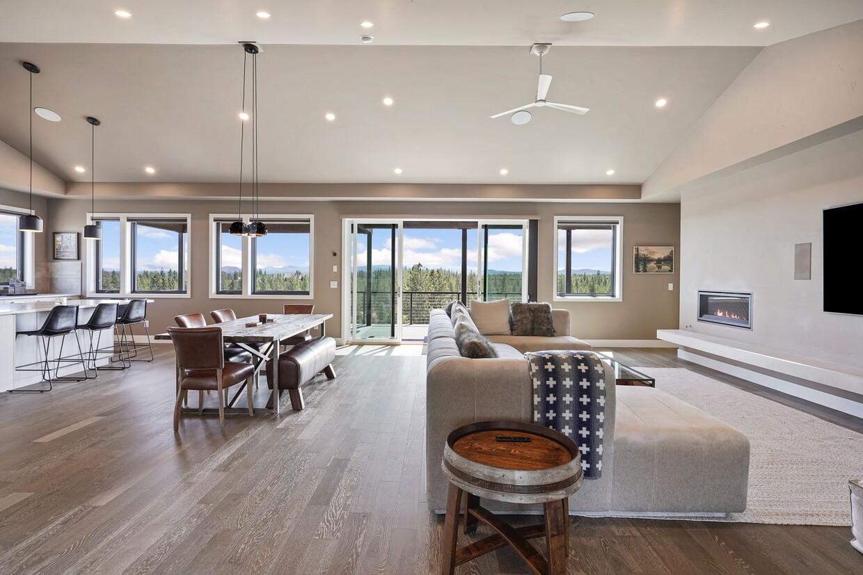 Primary Photo - High End Furnished Tetherow Home