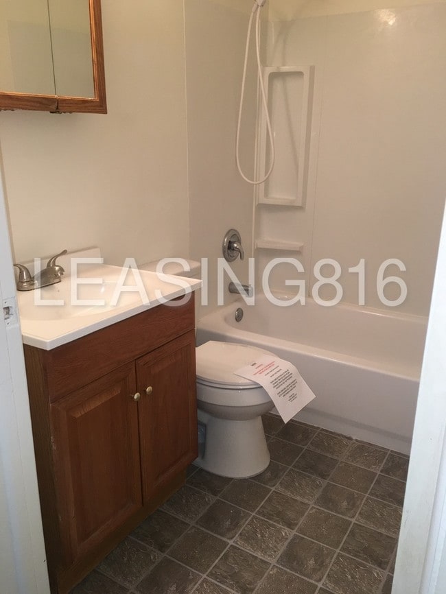 Building Photo - Remodeled 1-2 Bd Apt in KCK, Available Now!