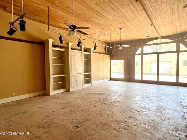 Building Photo - 122 Julia St