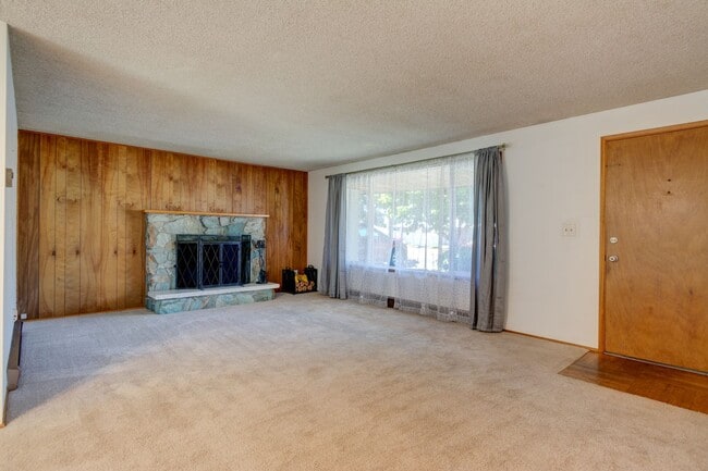 Building Photo - Charming 3 Bedroom Home with Bonus Room, Fireplace & Private Yard in Oak Harbor