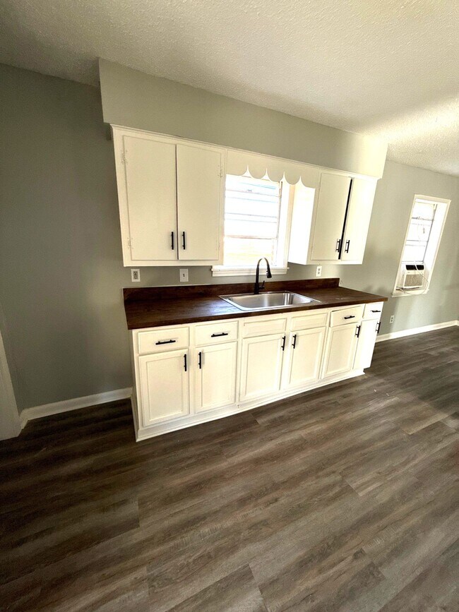 Foto del edificio - 102 Honeysuckle St