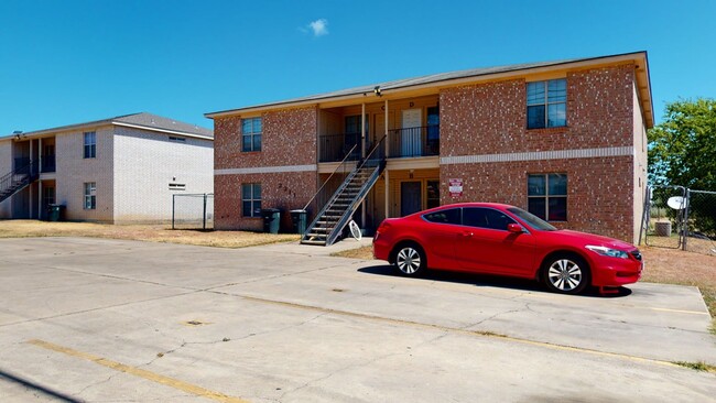 Building Photo - FREE APRIL RENT + REDUCED $1,050 RENT!!!!!
