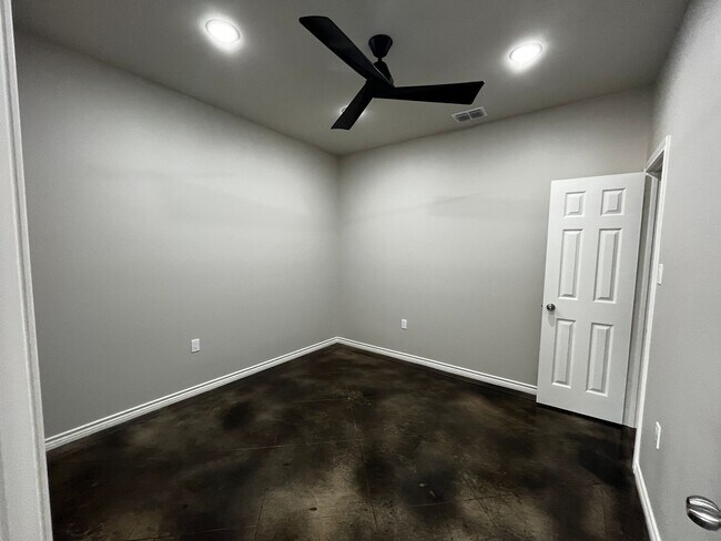 Foto del edificio - Country Road Triplex
