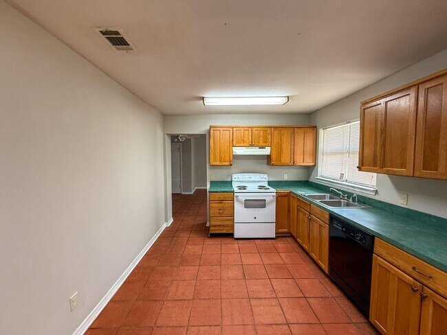 Foto del edificio - 3 bedroom 1.5 bath home with bonus room av...