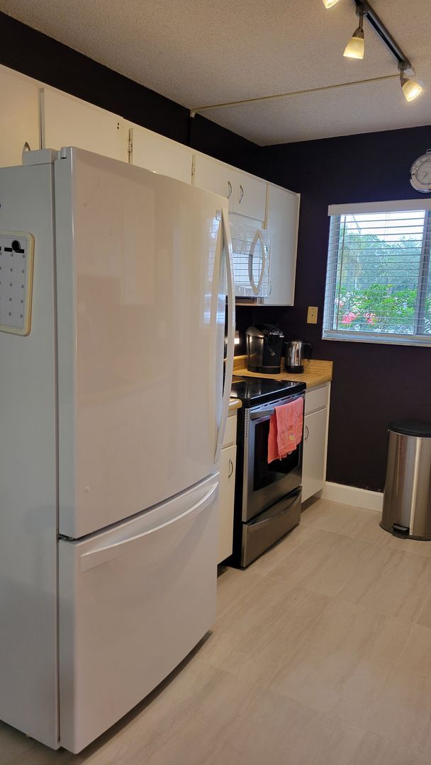 Foto del edificio - Annual or short term turnkey furnished ground floor condo near Siesta Key