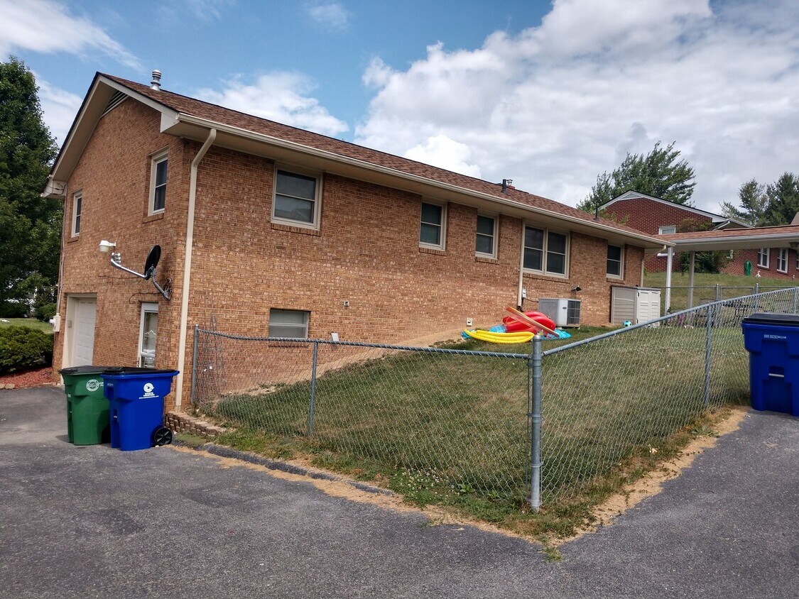 Foto del edificio - Christiansburg, 4 bedroom 2.5 Bath Home Av...