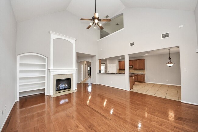 Building Photo - 4422 Roundtree Ln