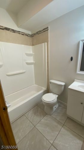 Foto del edificio - 1228 E St Georges Ave
