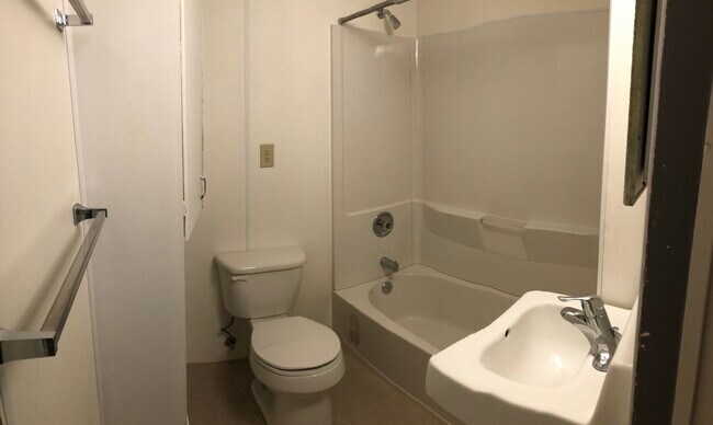 Baño del sótano - 123 9th St