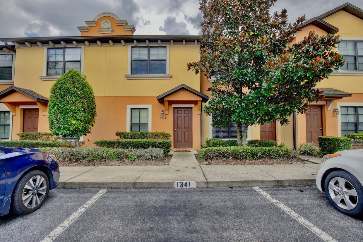 Foto principal - Cozy 2/2.5 Spacious Townhome with a Covere...